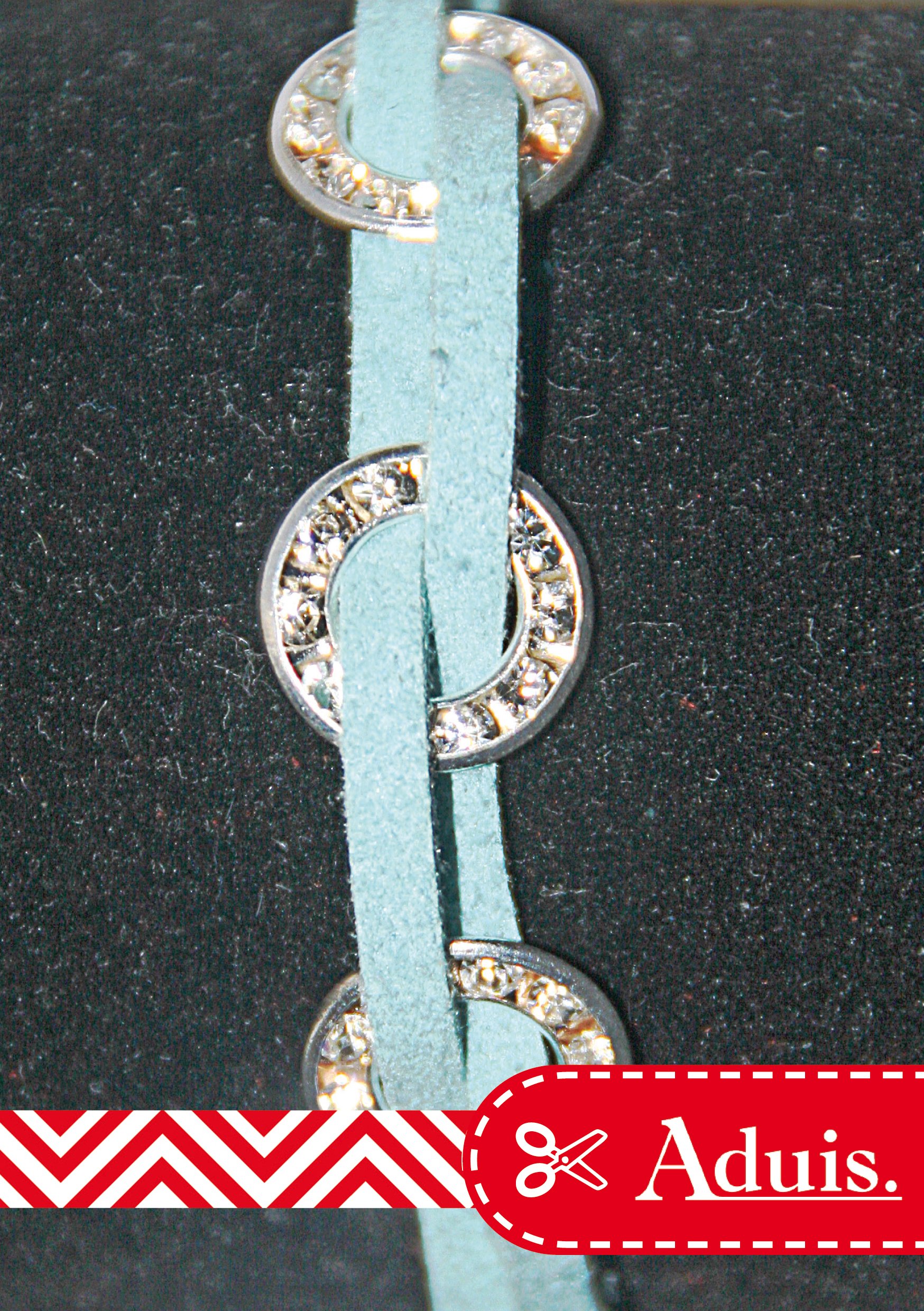 Velour-Armband in blau mit Strassringen