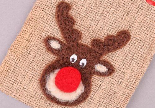 Rudolf: Nase und Augen aufkleben