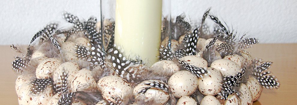 Paaskrans met eieren en veren